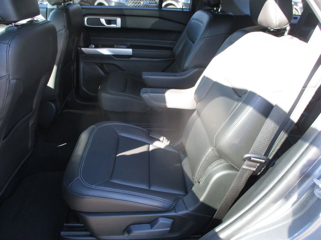 Used 2024 Ford Explorer XLT w/ Equipment Group 202A image 7