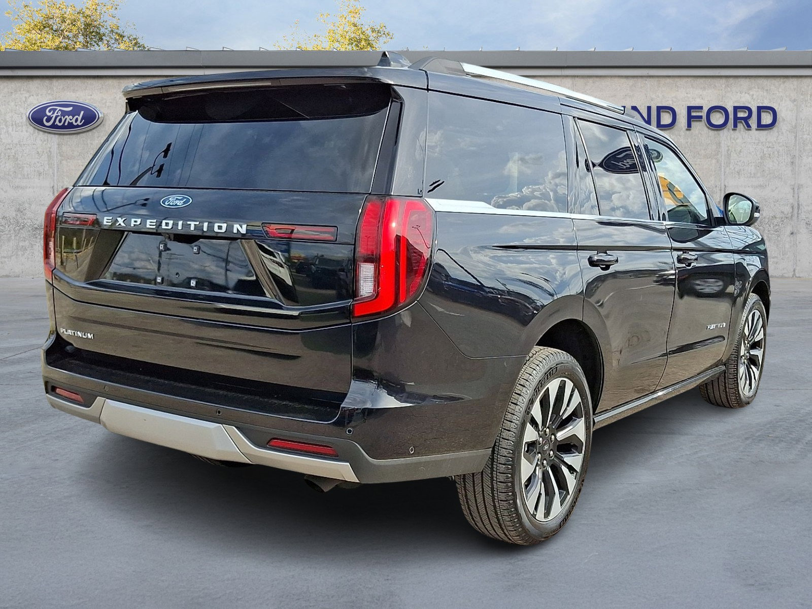 Used 2025 Ford Expedition Platinum w/ Driver's Package image 6