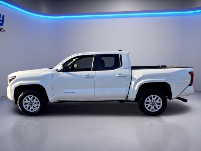 Used 2025 Toyota Tacoma SR5 AWD/4WD image 5