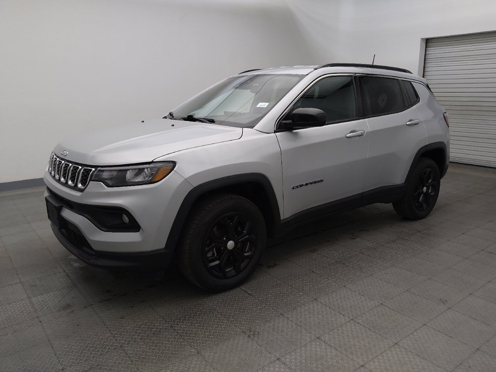 Used 2024 Jeep Compass Latitude AWD/4WD image 2