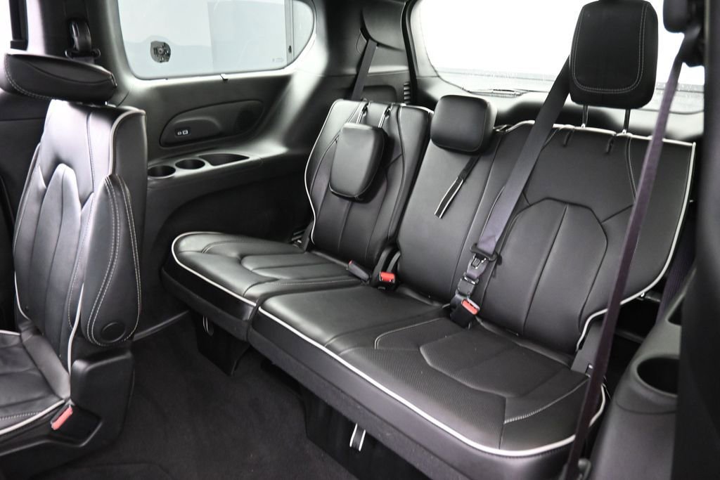 Used 2023 Chrysler Pacifica Limited w/ S Appearance Package AWD/4WD image 17