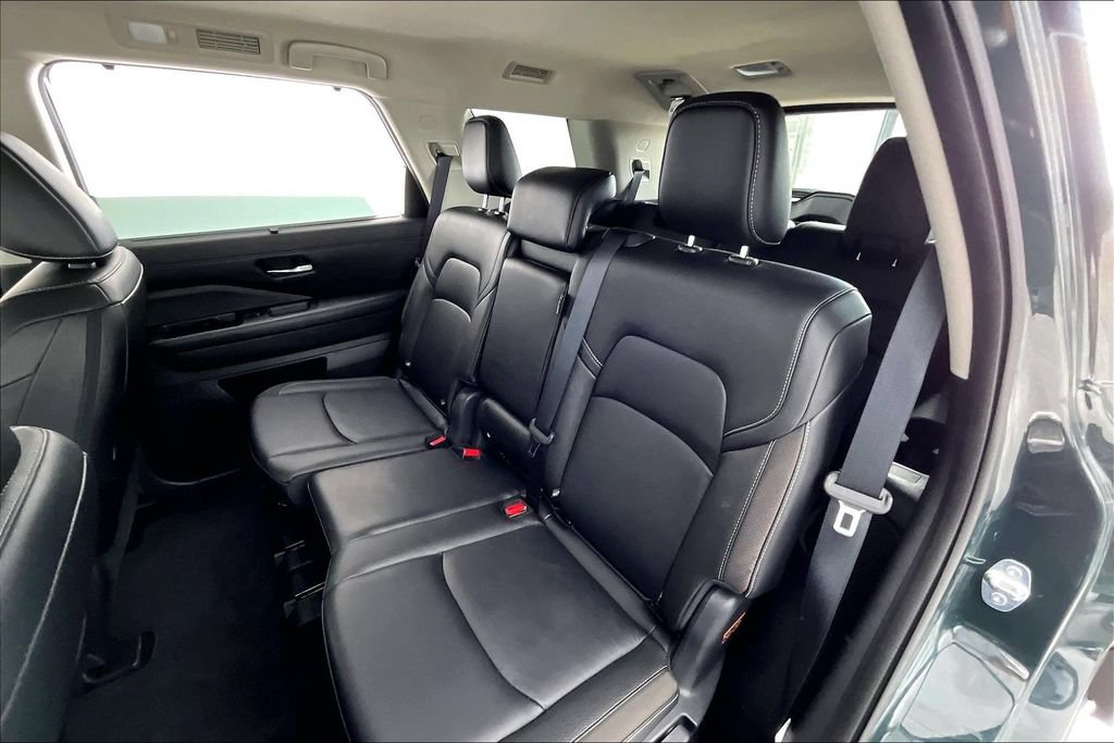 Used 2024 Nissan Pathfinder SL w/ Black Appearance Package AWD/4WD image 32