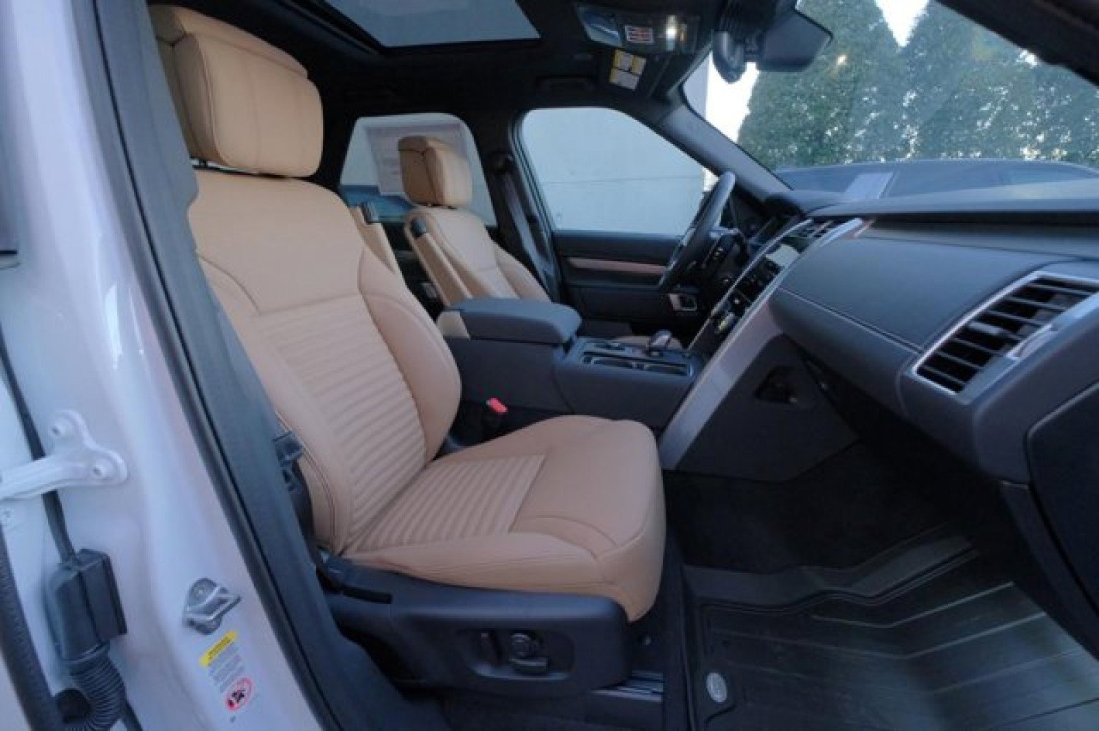 New 2025 Land Rover Discovery Dynamic SE image 19