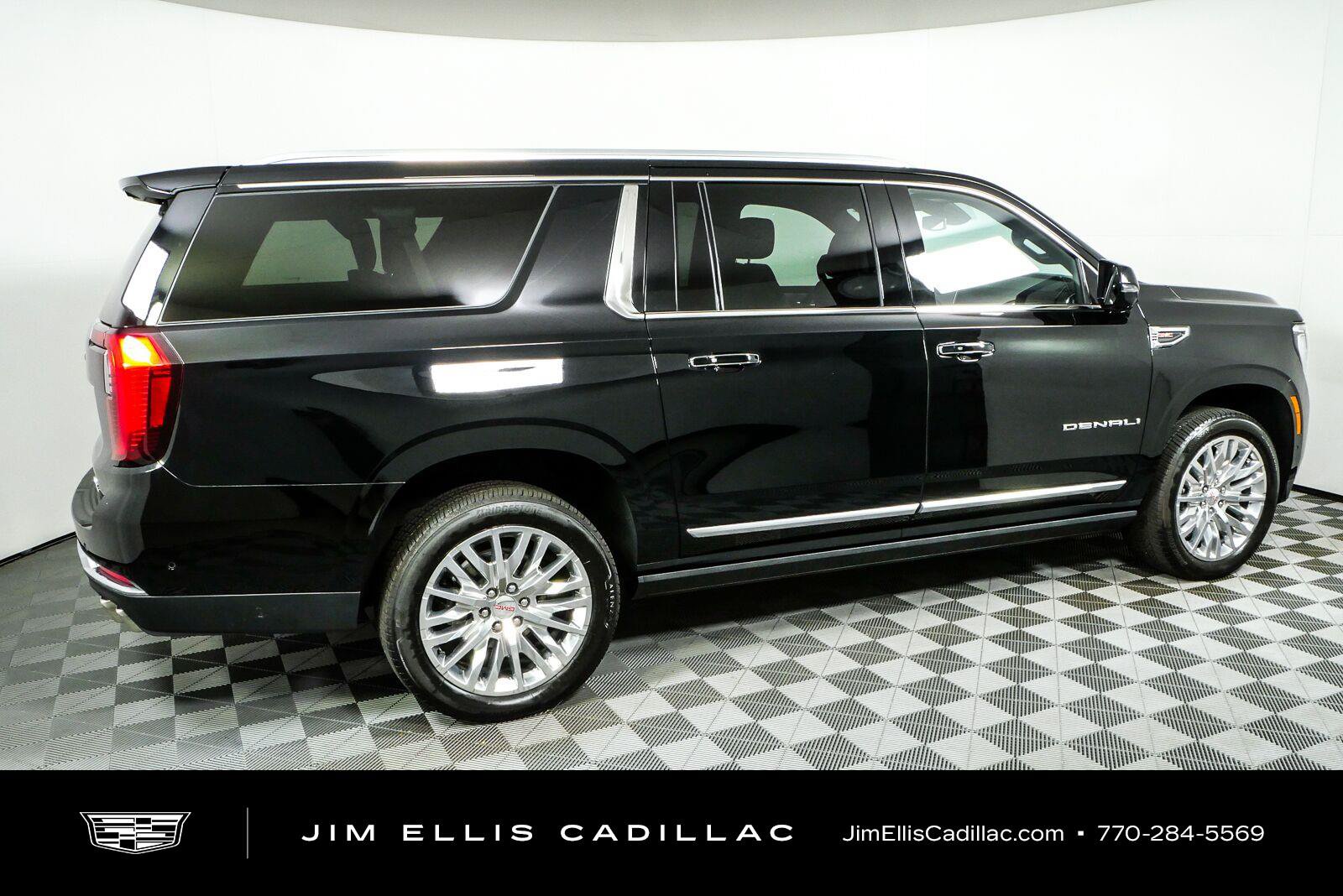 Used 2025 GMC Yukon XL Denali w/ Sun & Power Step Package AWD/4WD image 2