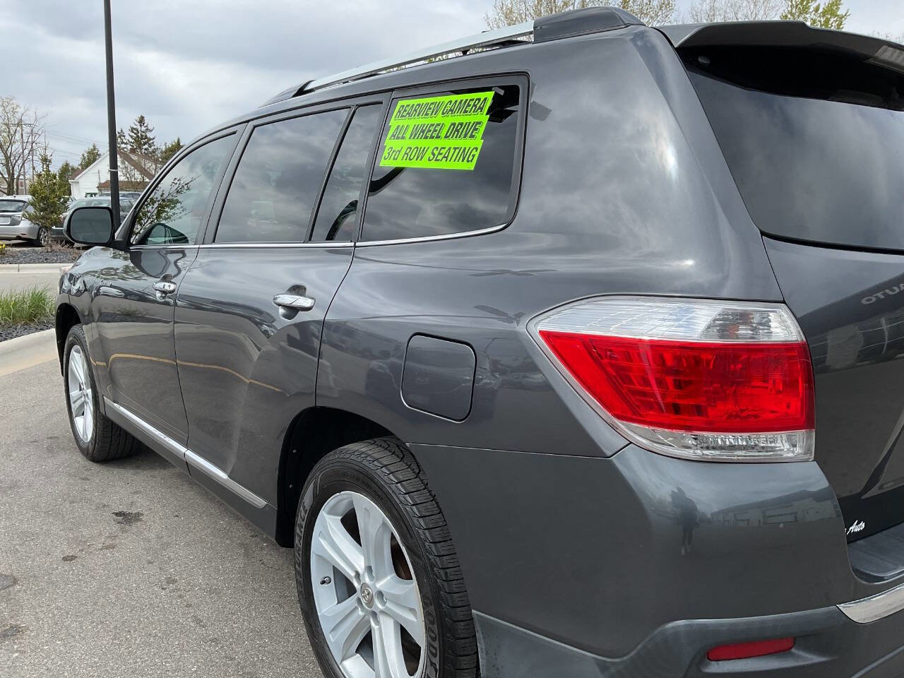 Used 2012 Toyota Highlander Limited w/ Tow Pkg AWD/4WD image 5