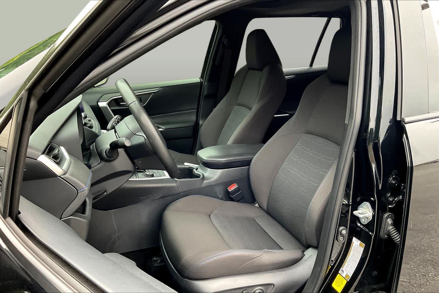 Used 2025 Toyota RAV4 SE w/ Convenience Package AWD/4WD image 8