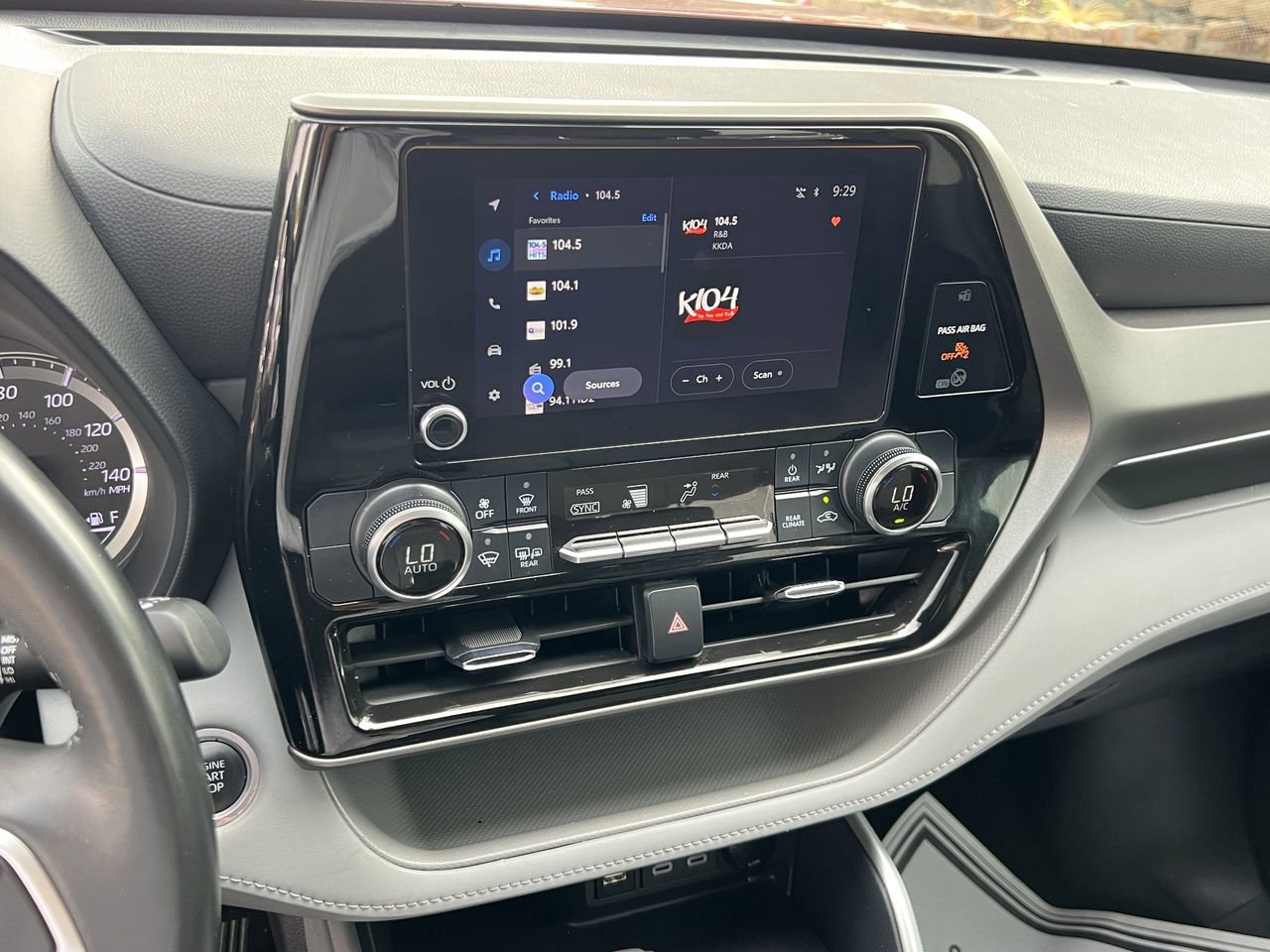 Used 2024 Toyota Highlander LE FWD image 14