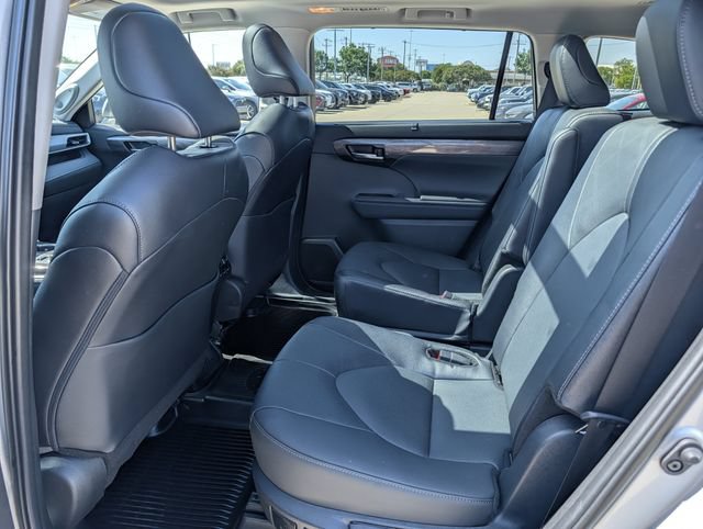 Certified 2025 Toyota Highlander Platinum AWD/4WD image 27