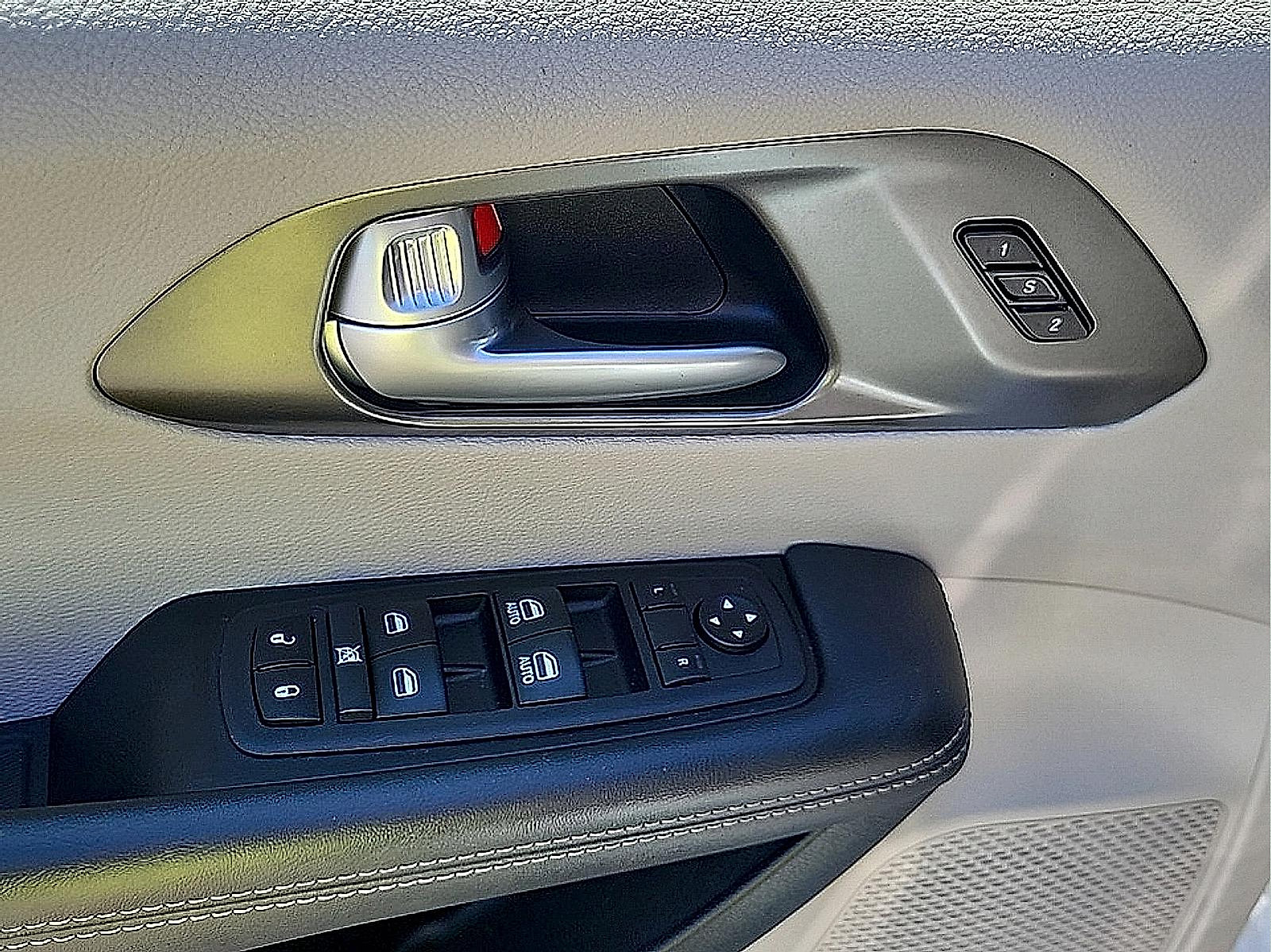 Used 2024 Chrysler Pacifica Touring-L FWD image 14