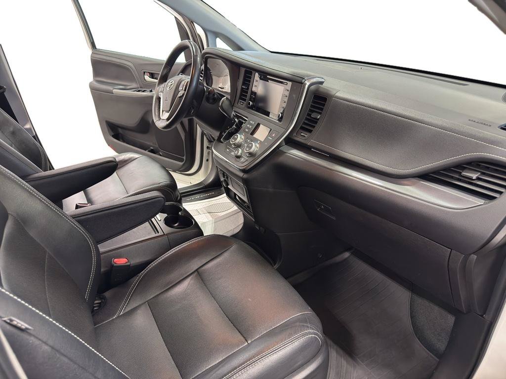 Used 2018 Toyota Sienna SE Premium FWD image 16