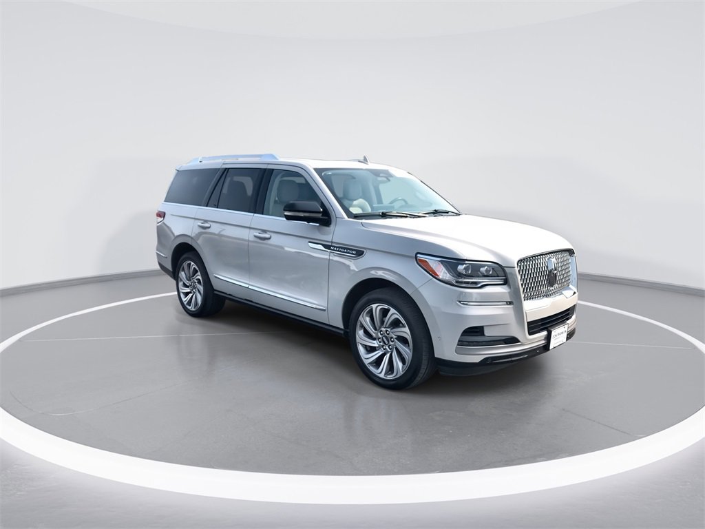 Used 2024 Lincoln Navigator Premiere image 2