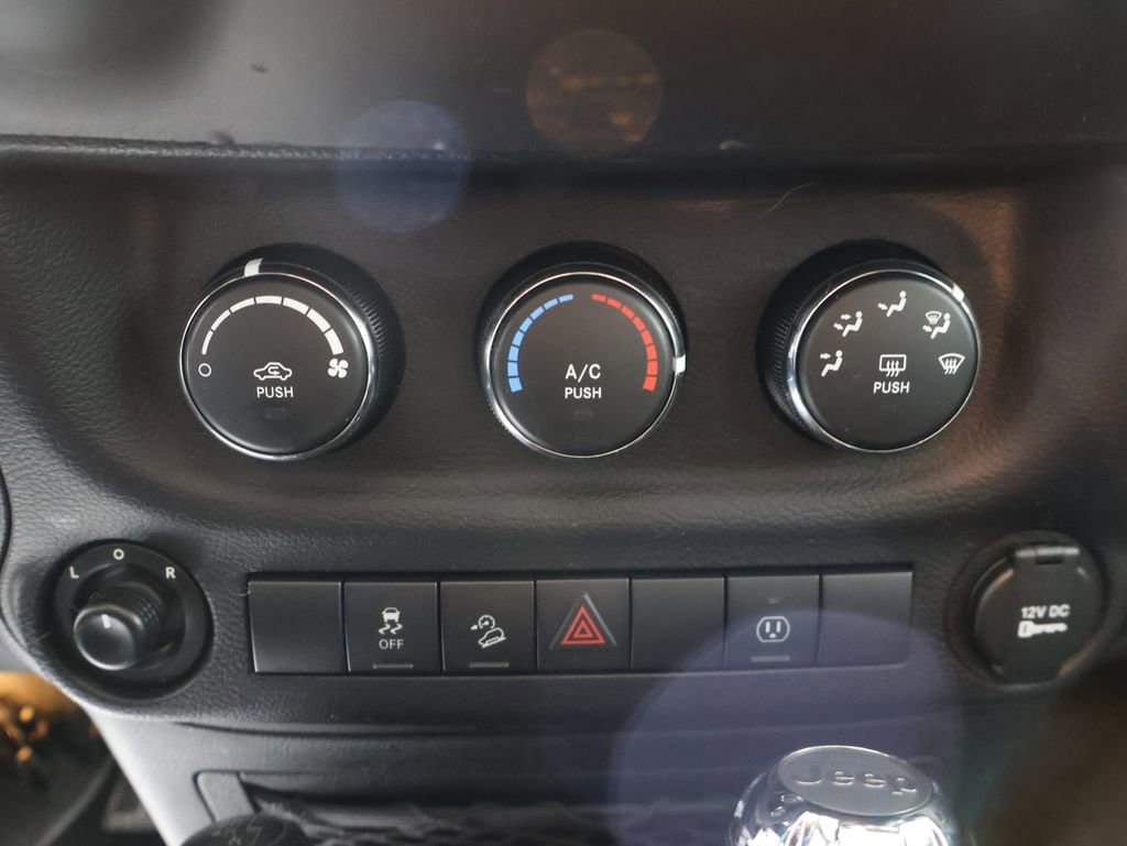 Used 2016 Jeep Wrangler Unlimited Sahara image 26