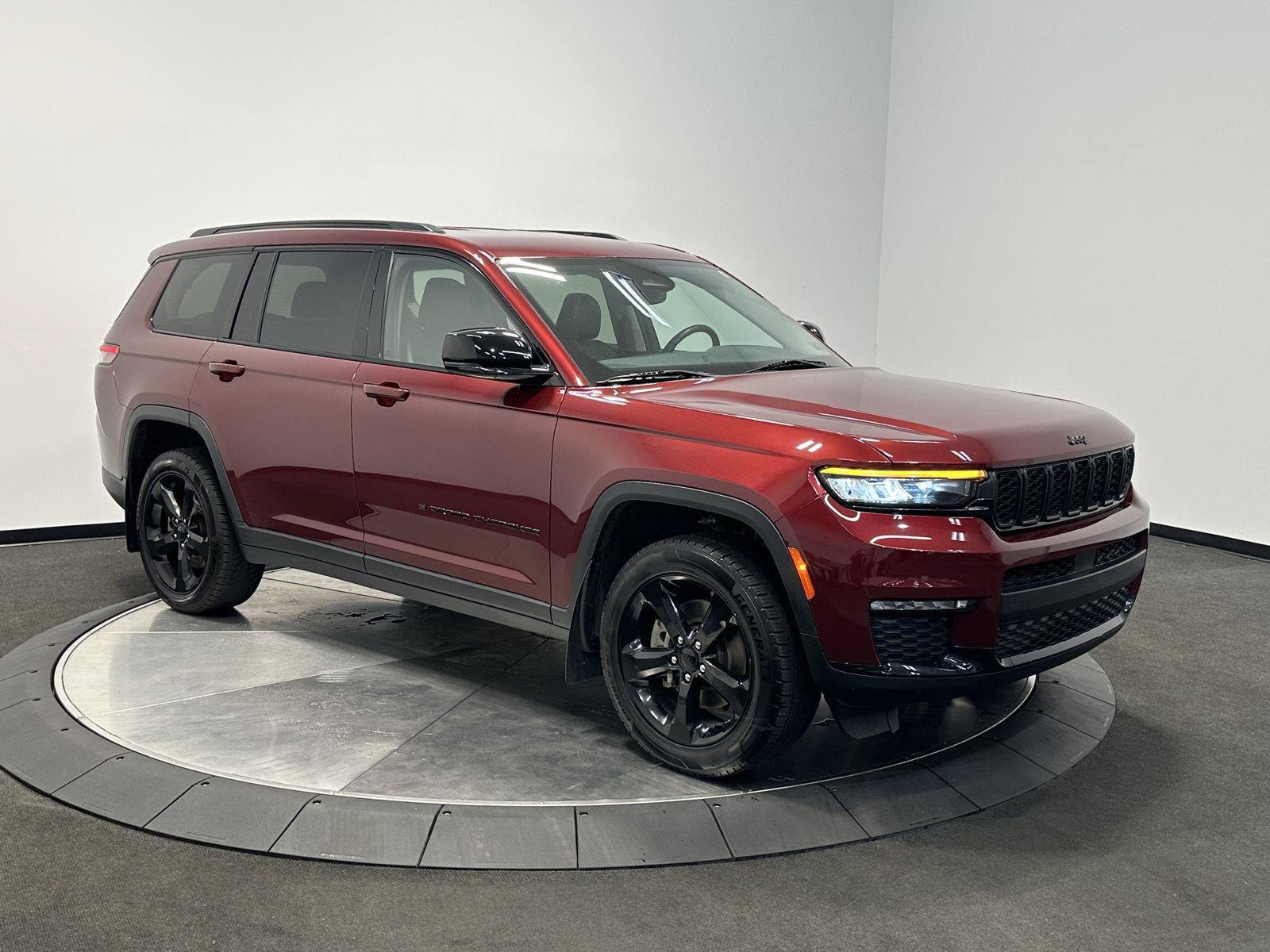 Used 2023 Jeep Grand Cherokee L Limited w/ Black Appearance Package AWD/4WD image 2