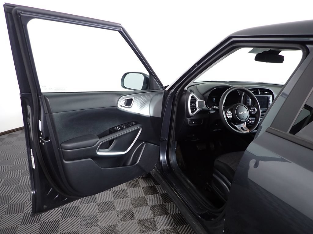 Used 2025 Kia Soul LX w/ LX Technology Package FWD image 17