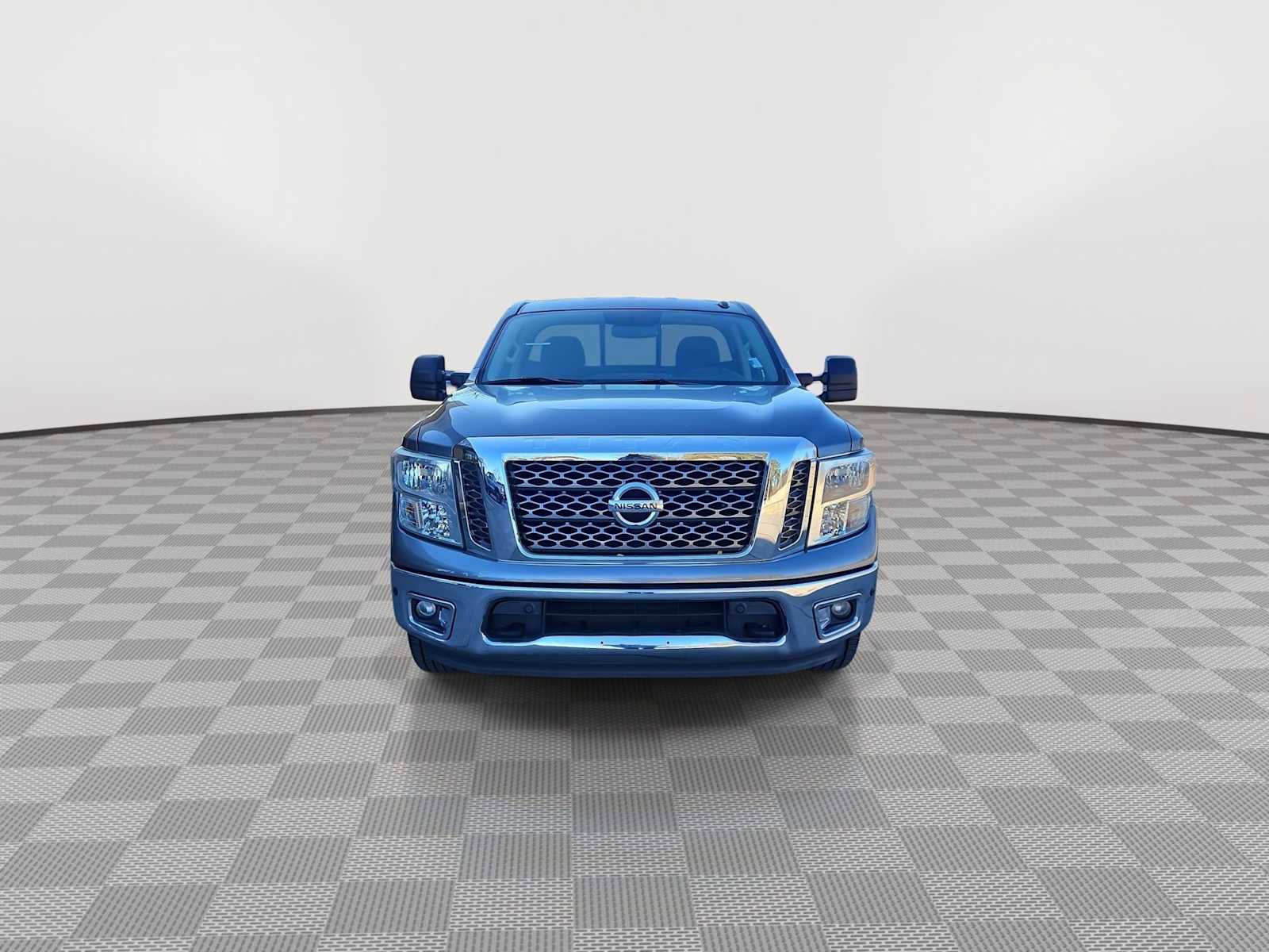 Used 2017 Nissan Titan SV image 3