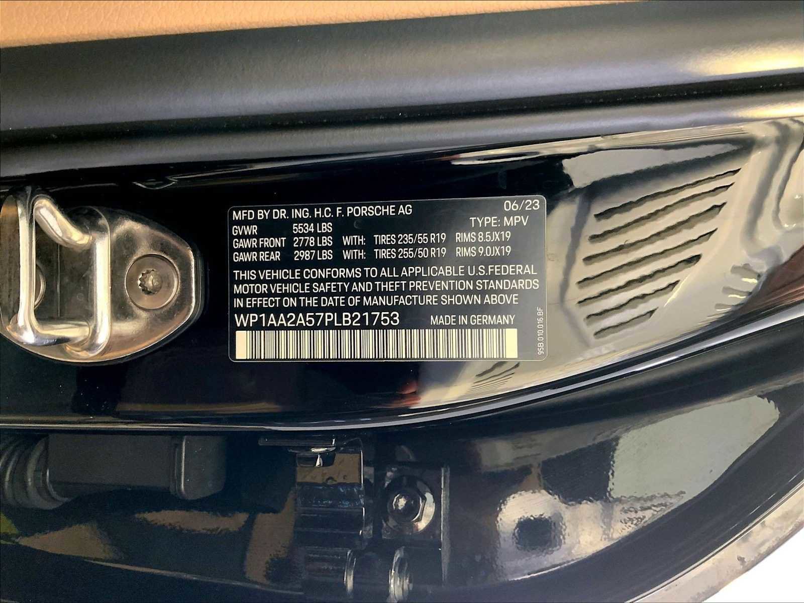 Certified 2023 Porsche Macan image 36