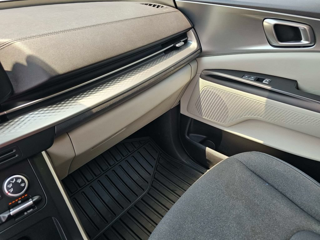 Certified 2023 Kia Carnival LX FWD image 28