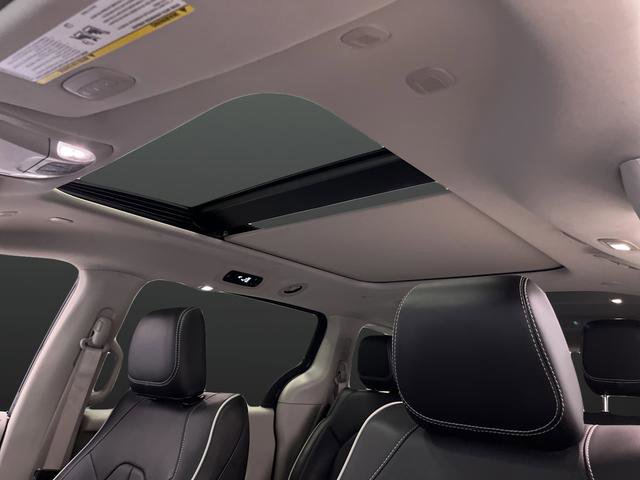 Used 2023 Chrysler Pacifica Limited image 7