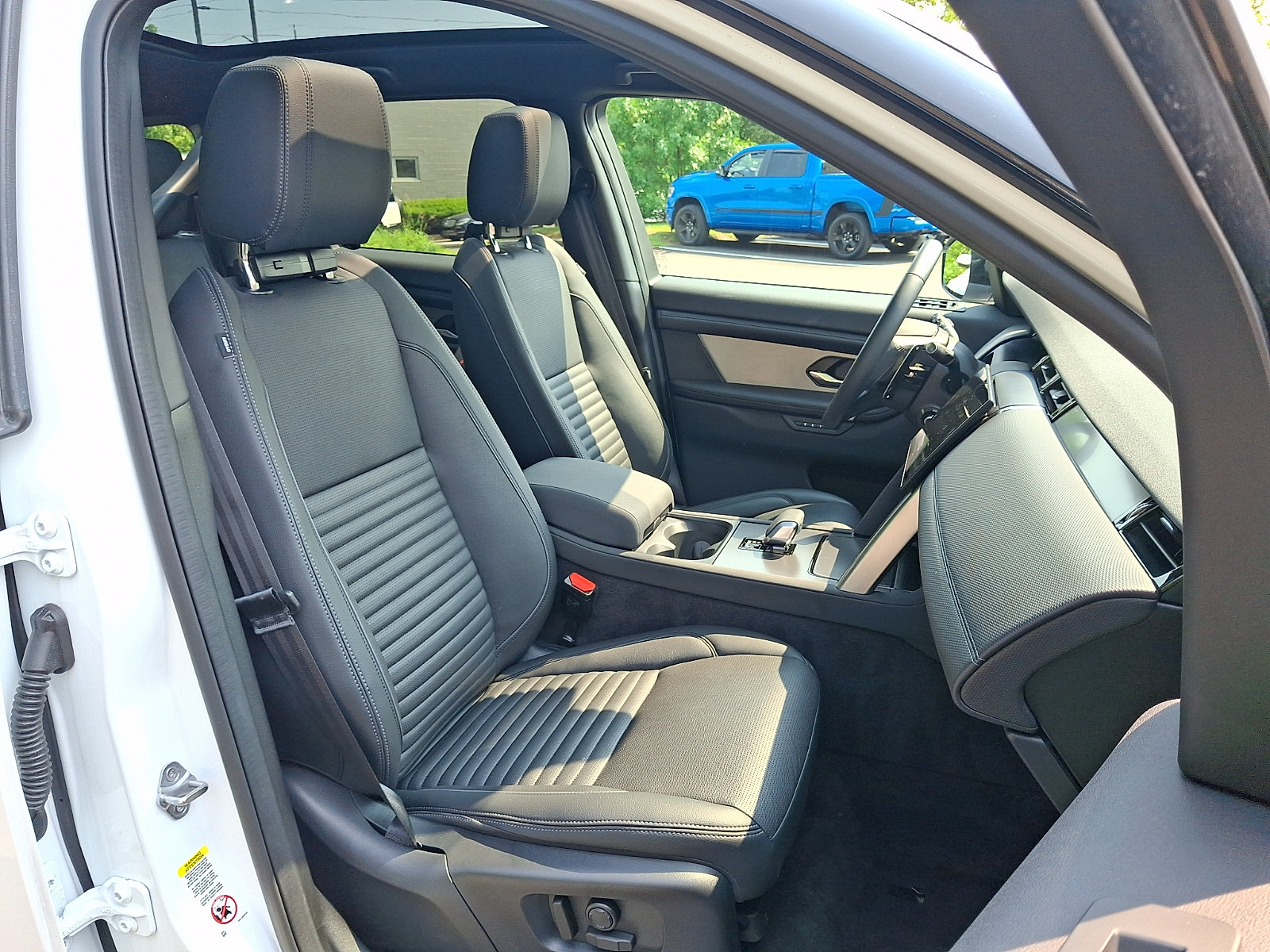 Used 2025 Land Rover Discovery Sport Dynamic SE AWD/4WD image 3