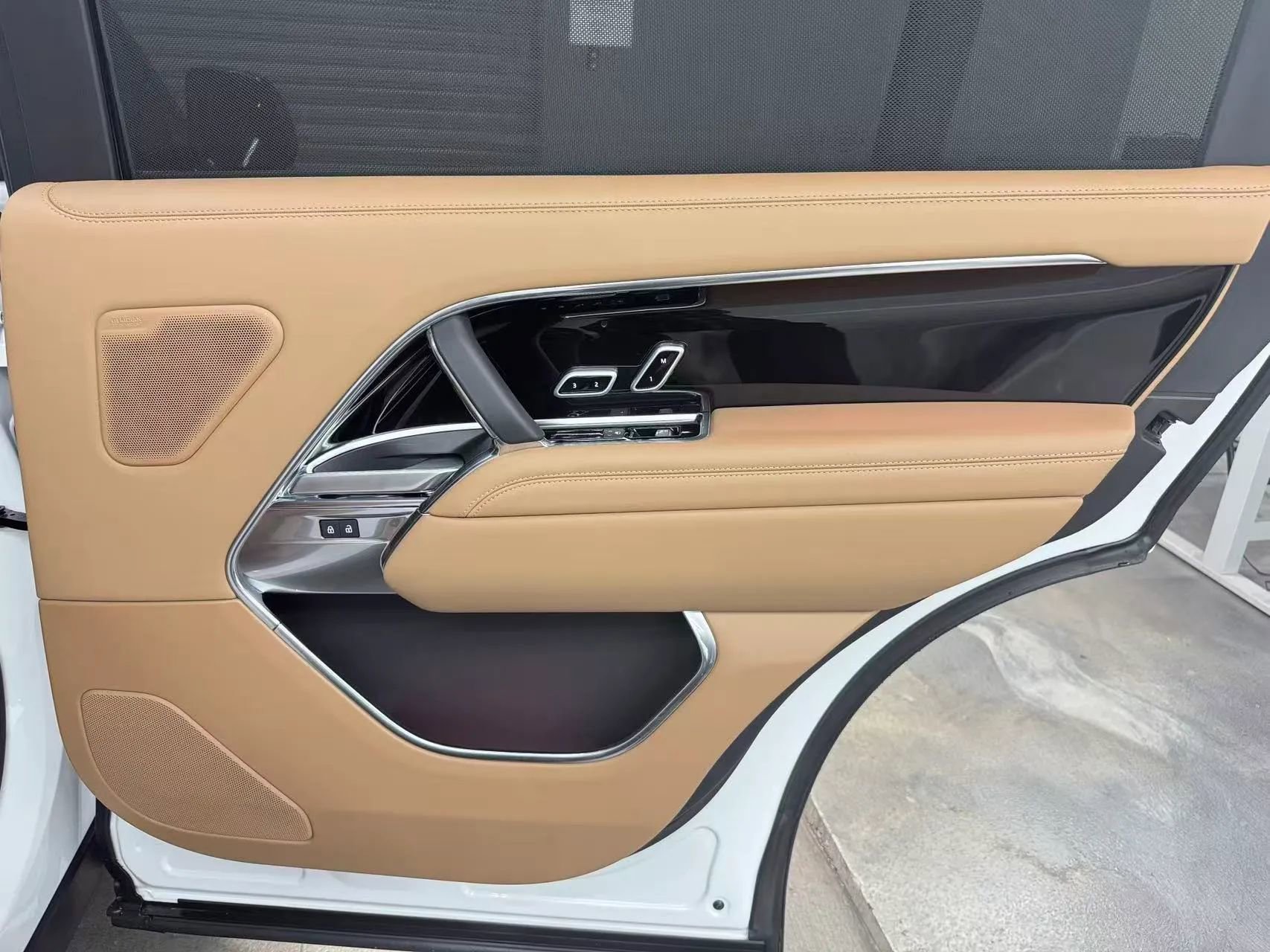 Used 2025 Land Rover Range Rover Long Wheelbase SE image 16