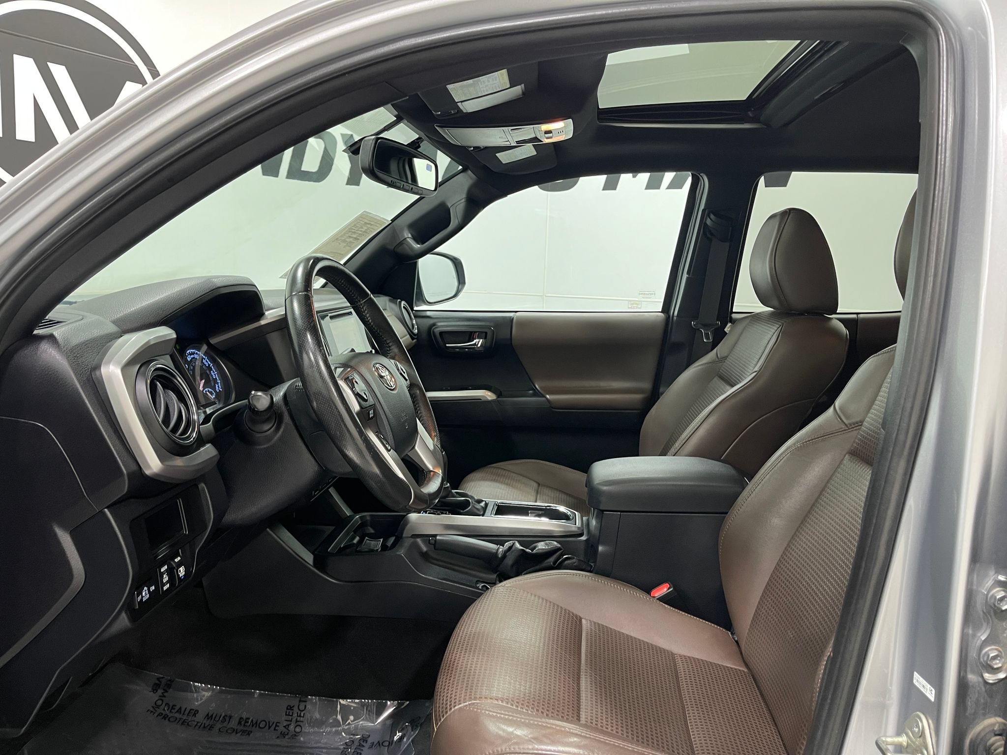 Used 2017 Toyota Tacoma Limited w/ Tow Package AWD/4WD image 12