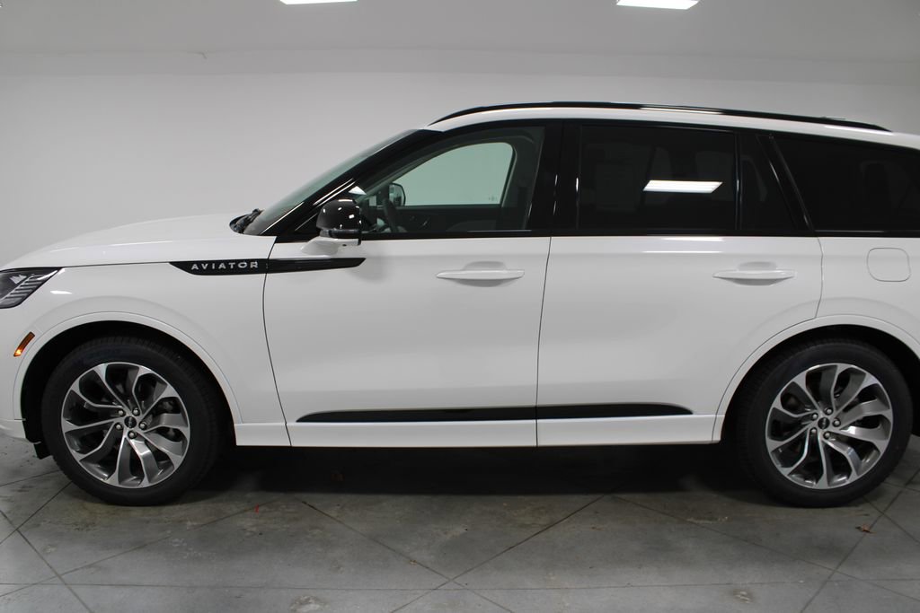 New 2026 Lincoln Aviator 2WD w/ Jet Appearance Package image 5
