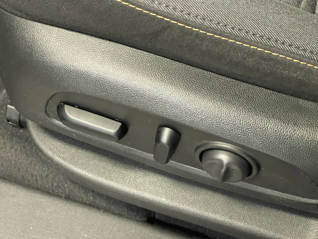 Used 2020 Chevrolet Equinox LT w/ Driver Convenience Package image 7