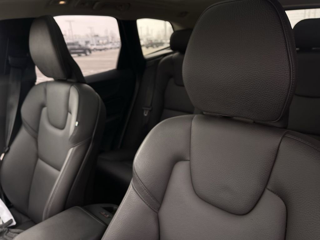 Used 2025 Volvo XC60 B5 Plus image 17