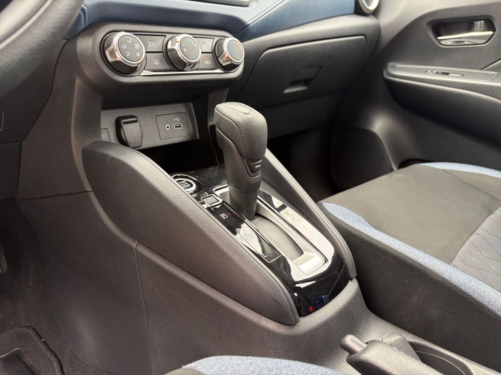 Used 2025 Nissan Versa SV FWD image 39