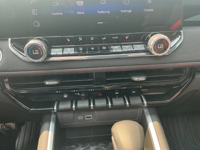 Used 2025 Chevrolet Colorado Z71 w/ Technology Package AWD/4WD image 18
