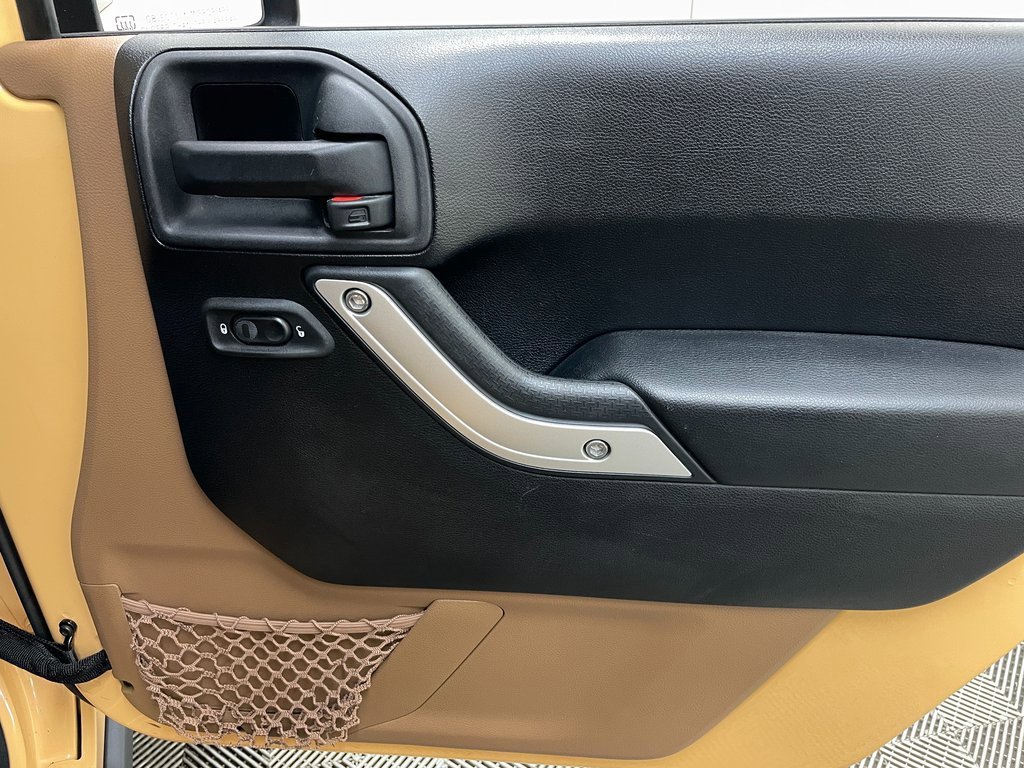 Used 2014 Jeep Wrangler Unlimited Rubicon image 35