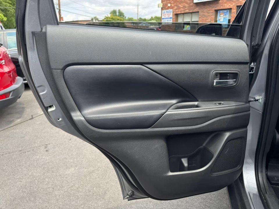 Used 2020 Mitsubishi Outlander SE AWD/4WD image 12