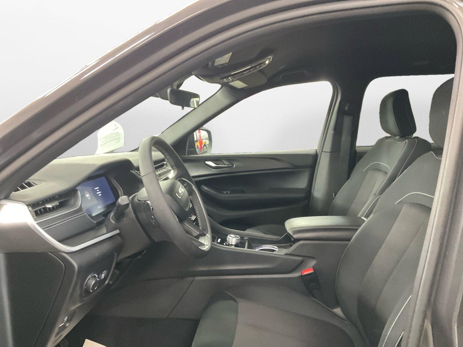 Used 2025 Jeep Grand Cherokee Laredo w/ Luxury Tech Group I image 9