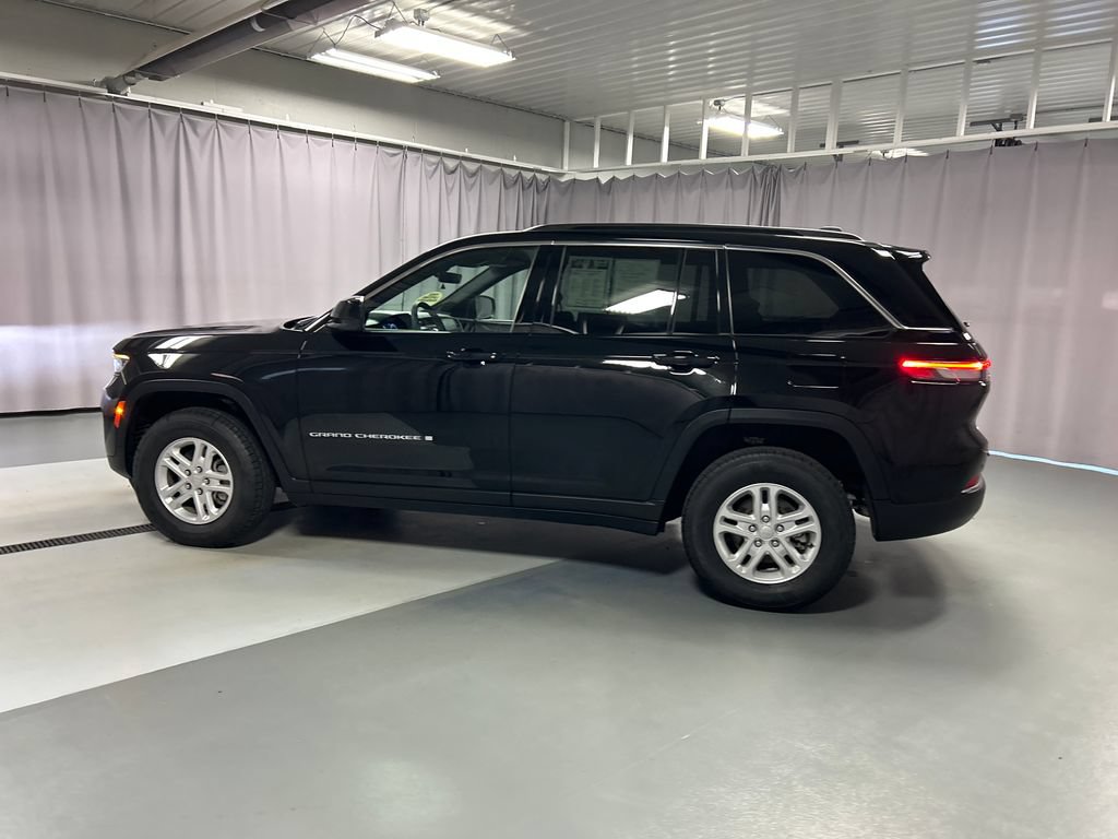 Used 2025 Jeep Grand Cherokee Laredo w/ Luxury Tech Group I AWD/4WD image 4