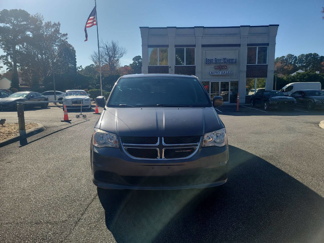 Used 2016 Dodge Grand Caravan SE image 2