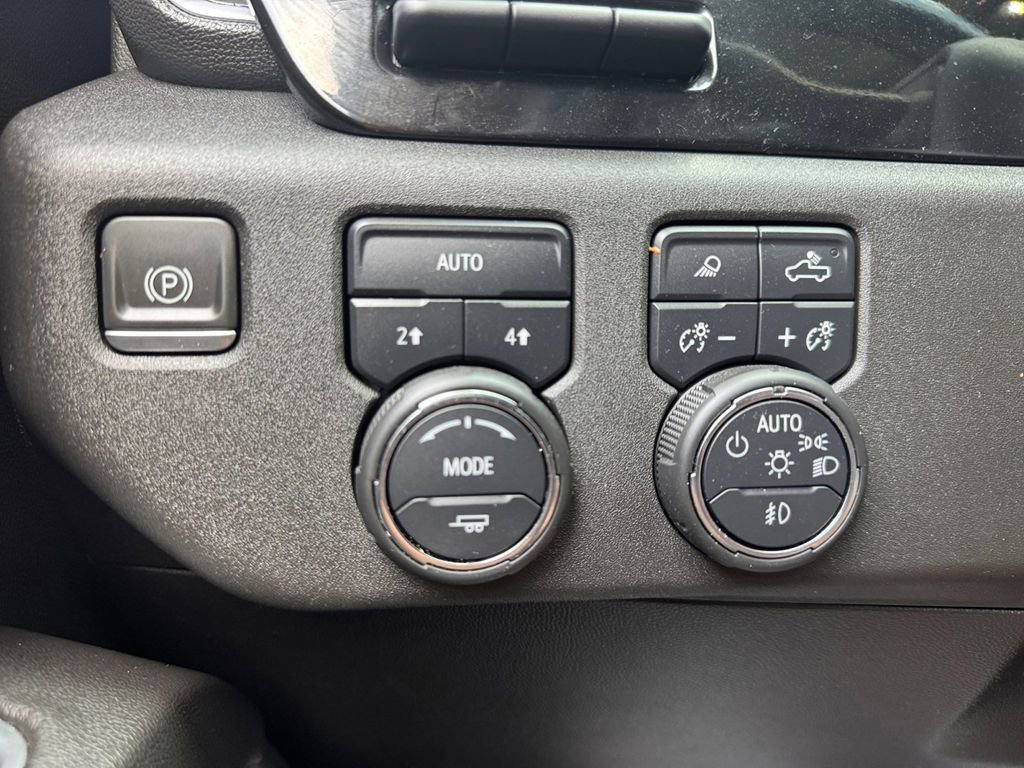 Used 2022 Chevrolet Silverado 1500 LTZ w/ LTZ Premium Package AWD/4WD image 29