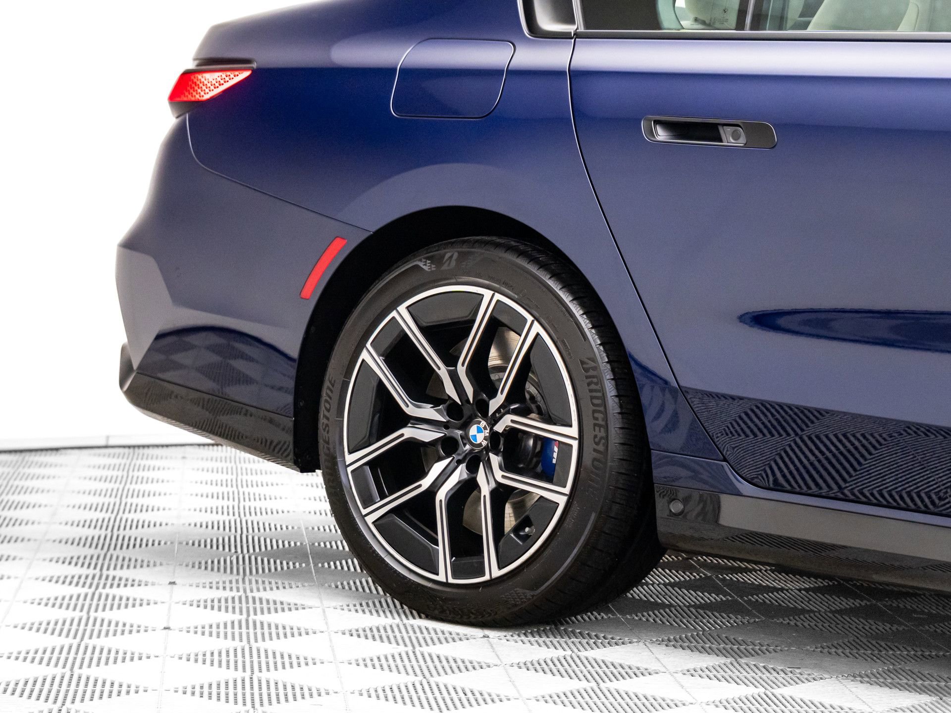 Used 2025 BMW 760i xDrive w/ Executive Package image 33