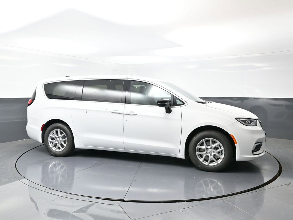 New 2026 Chrysler Pacifica Select image 3