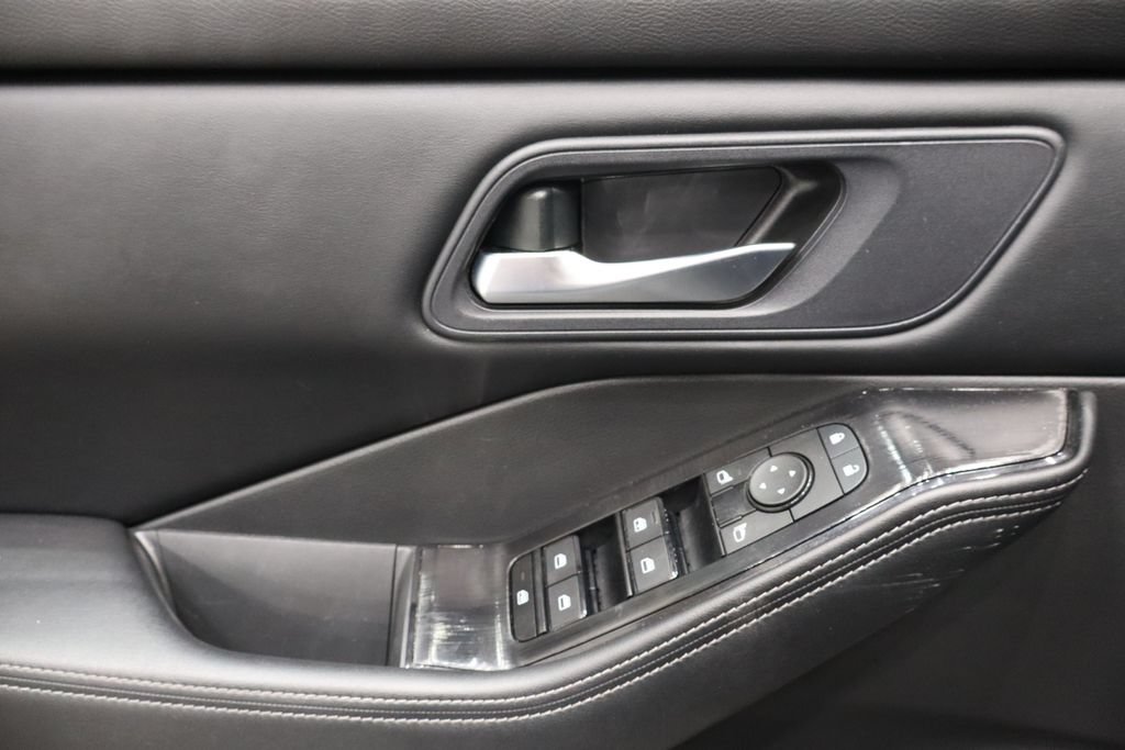 Used 2024 Nissan Rogue SV FWD image 17