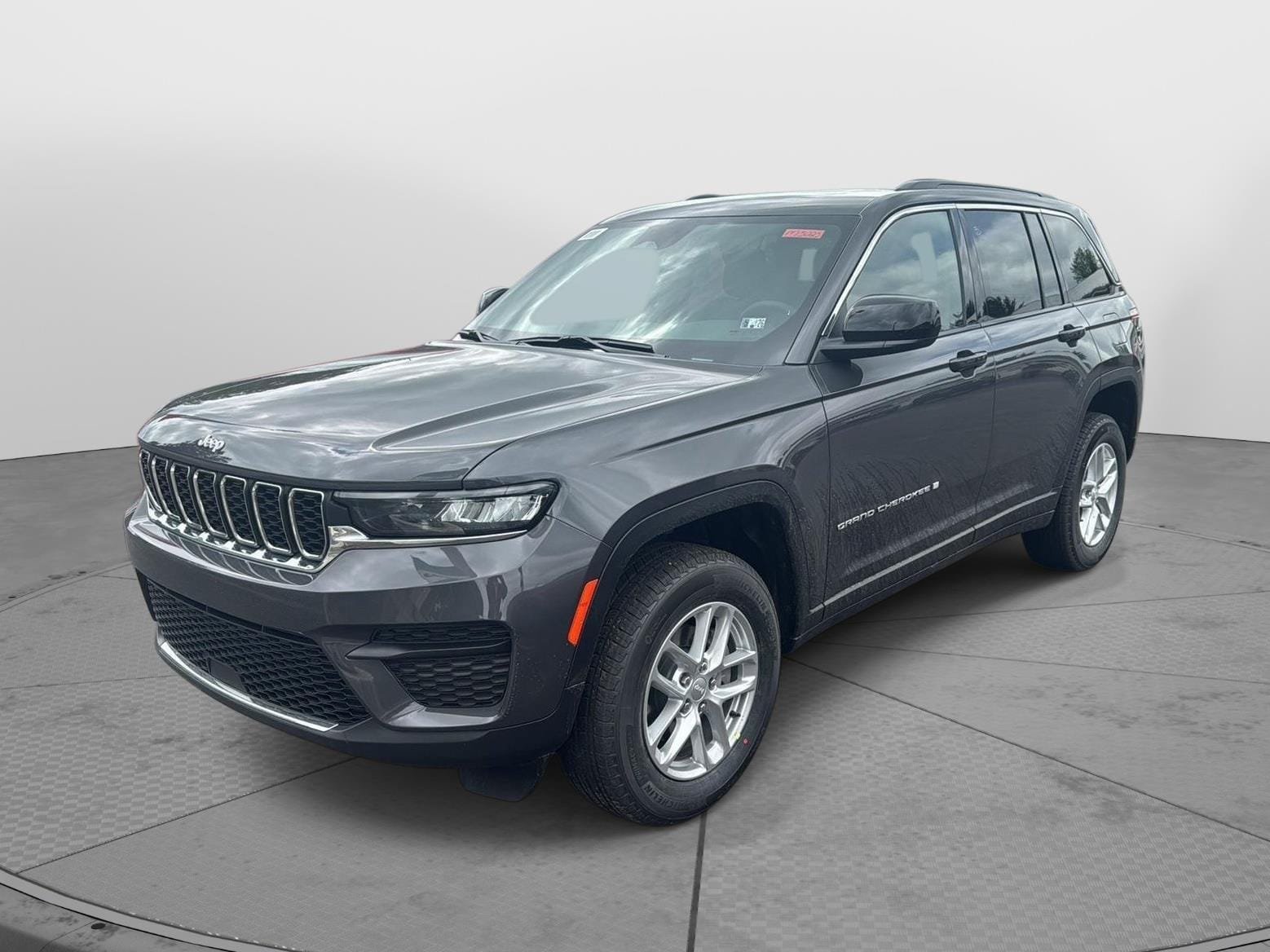 Used 2025 Jeep Grand Cherokee Laredo X w/ Trailer Tow Package AWD/4WD image 2