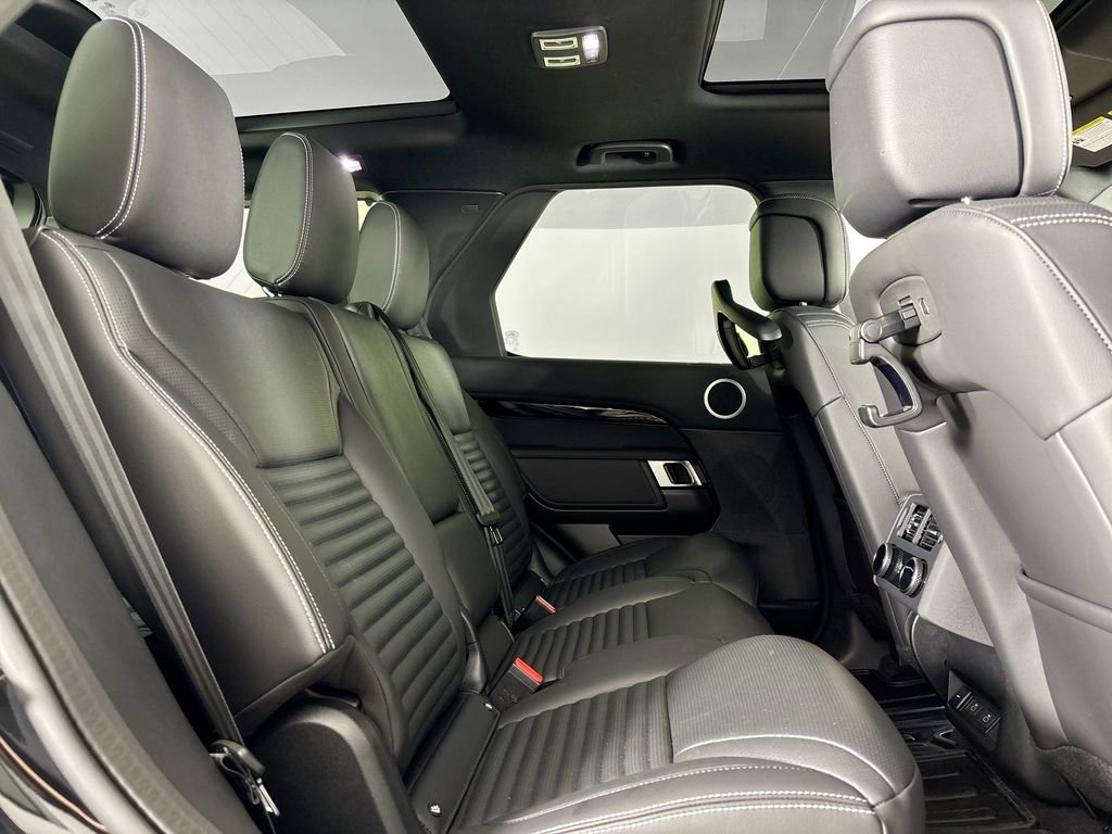 Used 2025 Land Rover Discovery S image 15