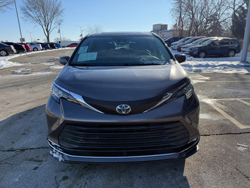 Used 2021 Toyota Sienna XLE image 2