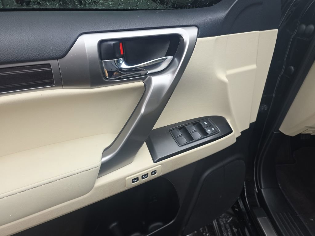 Used 2022 Lexus GX 460 Premium w/ Accessory Package image 15