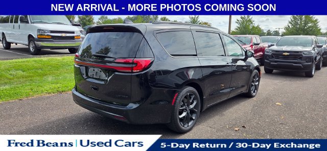 Used 2025 Chrysler Pacifica Limited FWD image 11