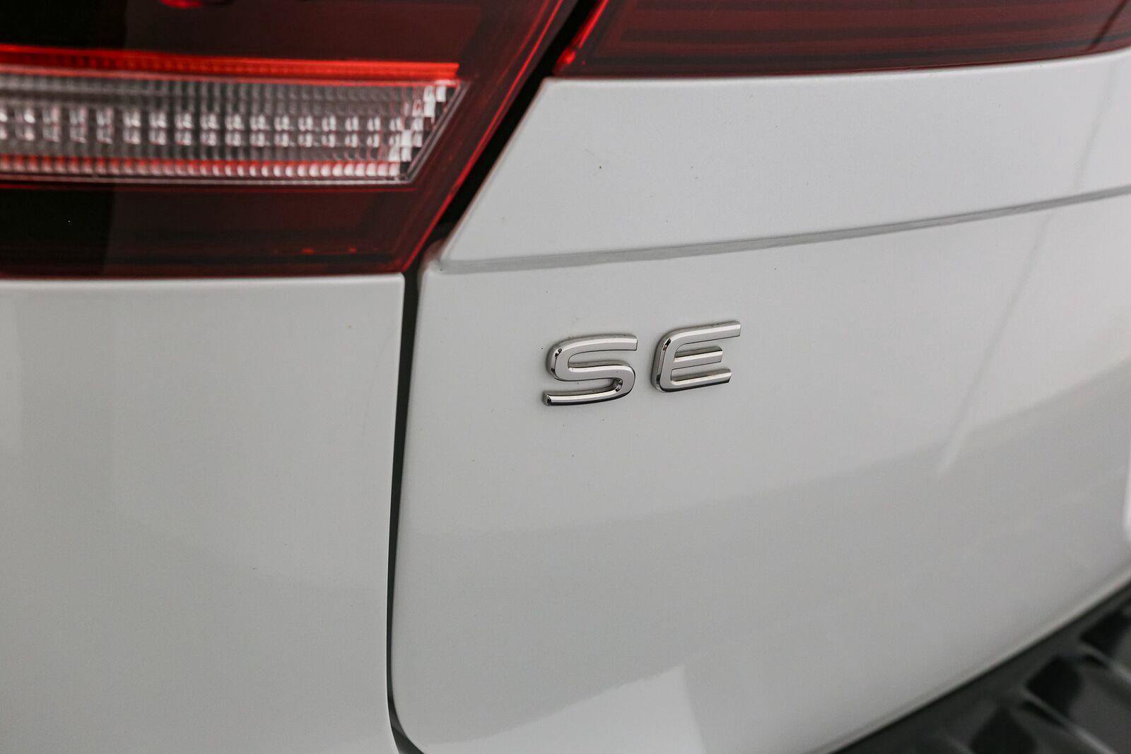 Certified 2024 Volkswagen Tiguan SE R-Line AWD/4WD image 13