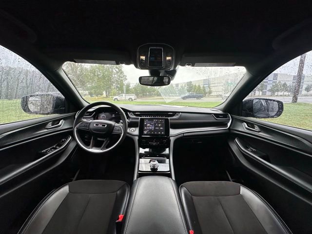 Used 2023 Jeep Grand Cherokee Altitude image 3