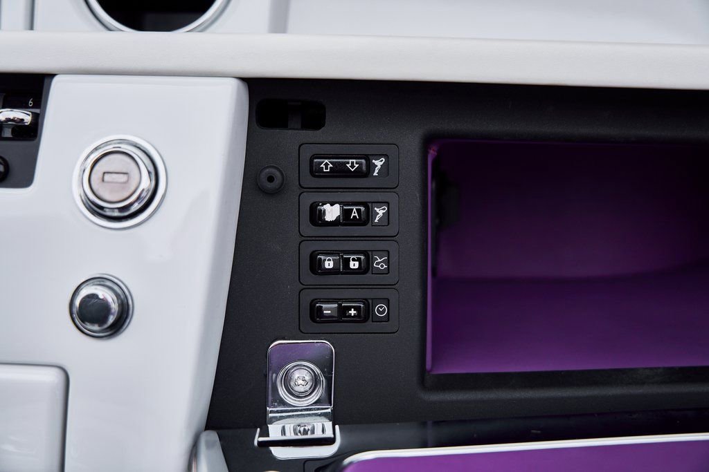 Used 2008 Rolls-Royce Phantom Drophead Coupe image 96