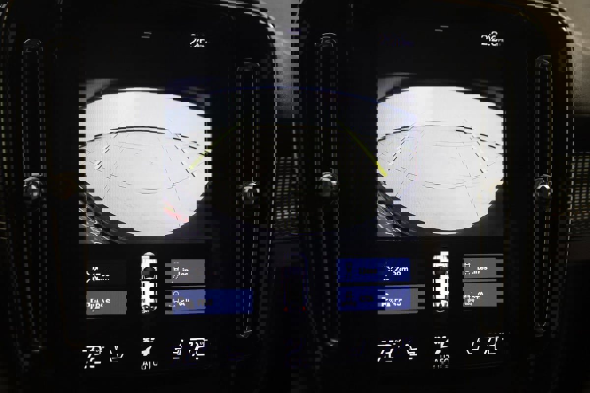 Used 2020 Volvo XC40 T5 R-Design image 10