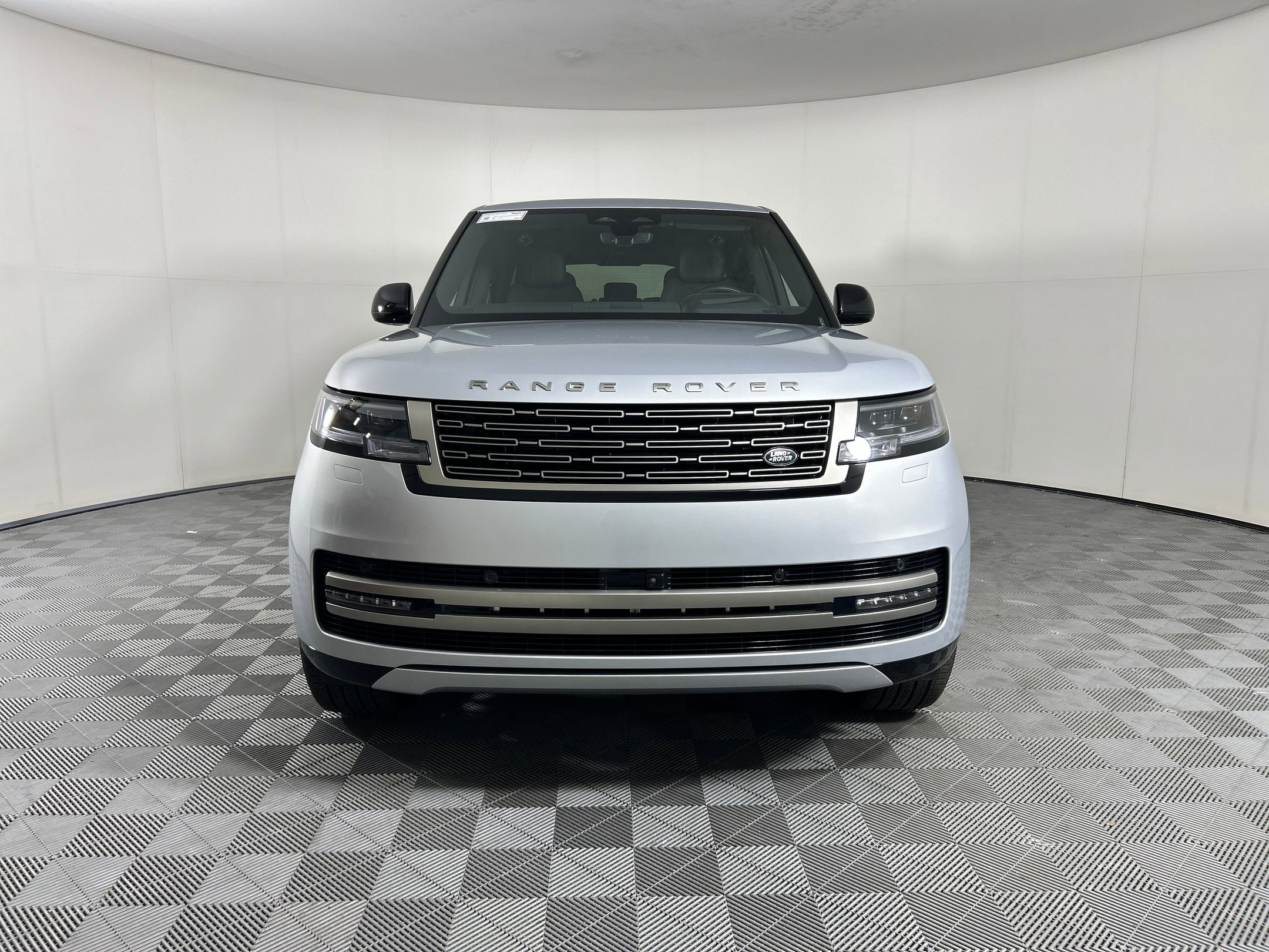 New 2025 Land Rover Range Rover Long Wheelbase SE image 4