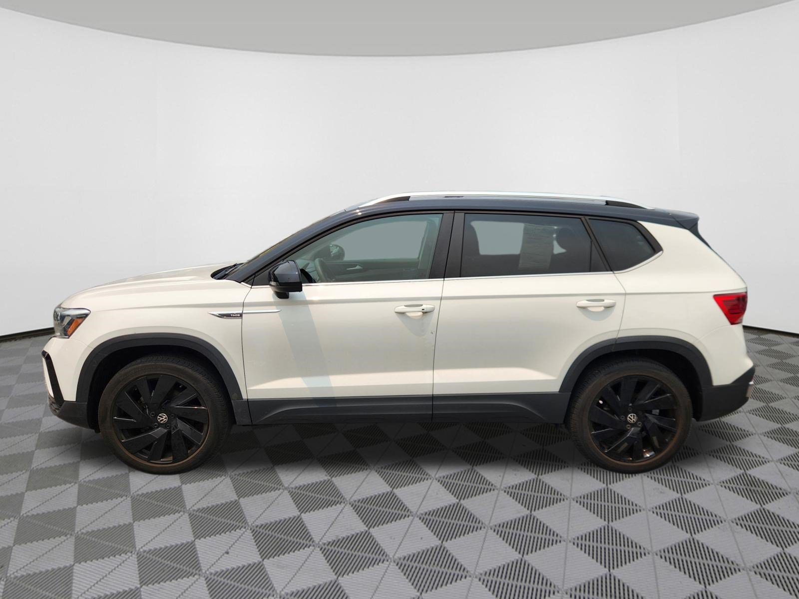 Used 2024 Volkswagen Taos SE w/ Panoramic Sunroof Package AWD/4WD image 5